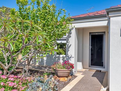 37 Warburton Trail, Lakelands WA 6180