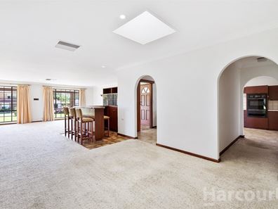 27 Oaklands Avenue, Halls Head WA 6210
