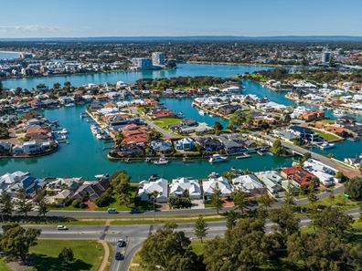 10 Baruna Court, Halls Head WA 6210