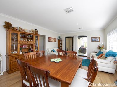 4 Spurwing Way, South Guildford WA 6055