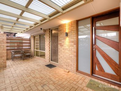 6 Holley Place, Marangaroo WA 6064