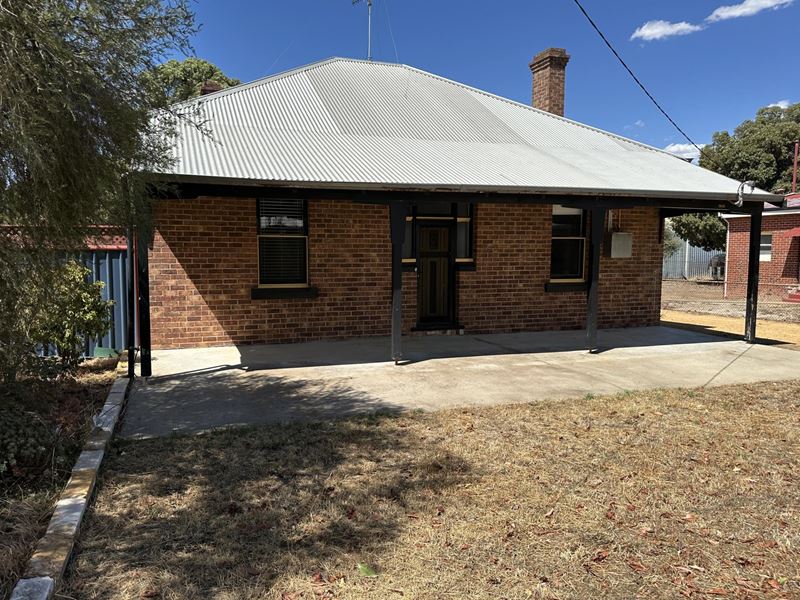 24 Richardson  Street, Katanning WA 6317