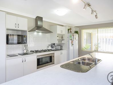 4 Santalum Circus, Halls Head WA 6210