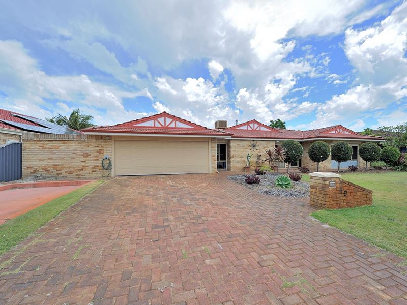 19 Lakeside Drive, Thornlie