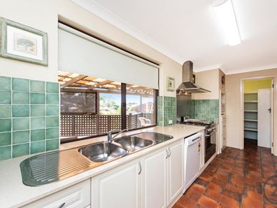 1 Saint Andrews Court, Halls Head WA 6210