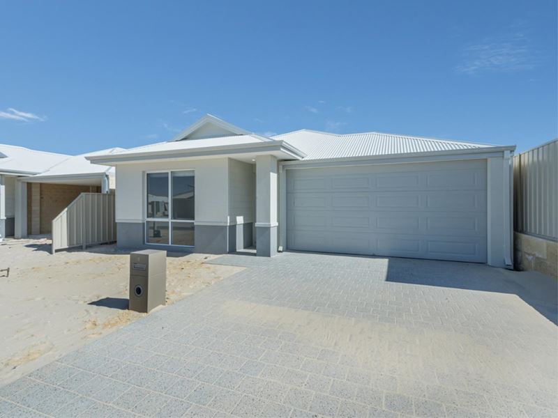 4 Holiday Way, Yanchep WA 6035