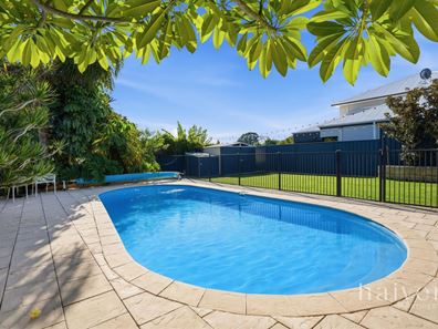 20 Woodley Crescent, Melville WA 6156