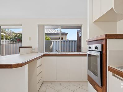 6 Waterlily Cl, Huntingdale WA 6110