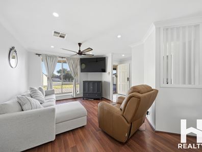 25 Woolerong Walk, Marangaroo WA 6064