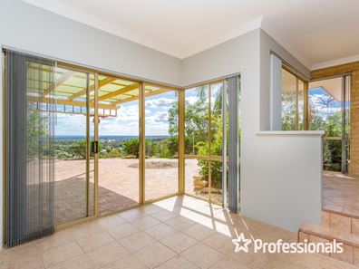 16 Rushton Terrace, Mount Nasura WA 6112