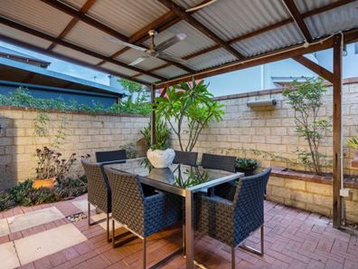 2/7 Rawlins Street, Glendalough WA 6016