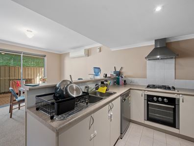 25/12 Davis Road, Kelmscott WA 6111