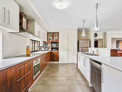 18 Grandmere Parade, Meadow Springs WA 6210