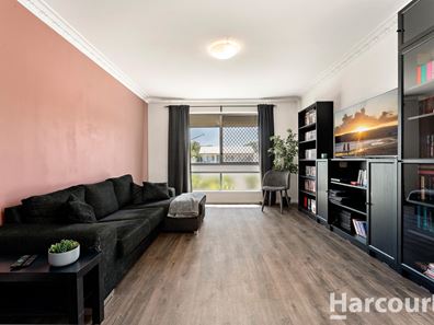 1/4 Scrivener Place, Halls Head WA 6210