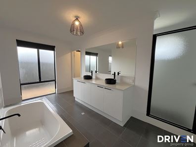 14 Newsham Grove, Lakelands WA 6180