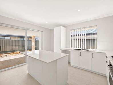 5 Larcom Road, Lakelands WA 6180