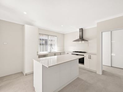 5 Larcom Road, Lakelands WA 6180