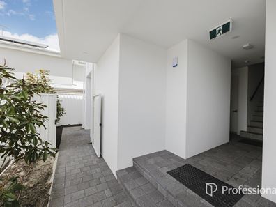 2/3 Bootie Place, Hillarys WA 6025