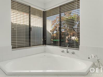 38 Carnegie Parade, Success WA 6164