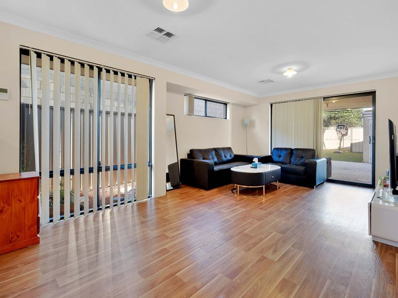 7 Torino Crescent, Piara Waters WA 6112