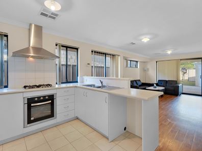7 Torino Crescent, Piara Waters WA 6112