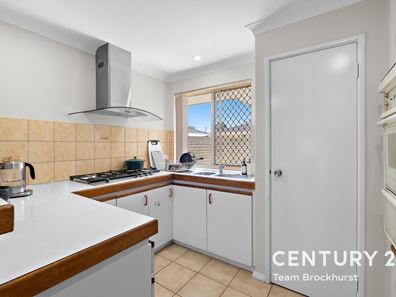 12/1 Chesterton Drive, Thornlie WA 6108