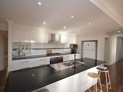 4 Captain Court, Wannanup WA 6210