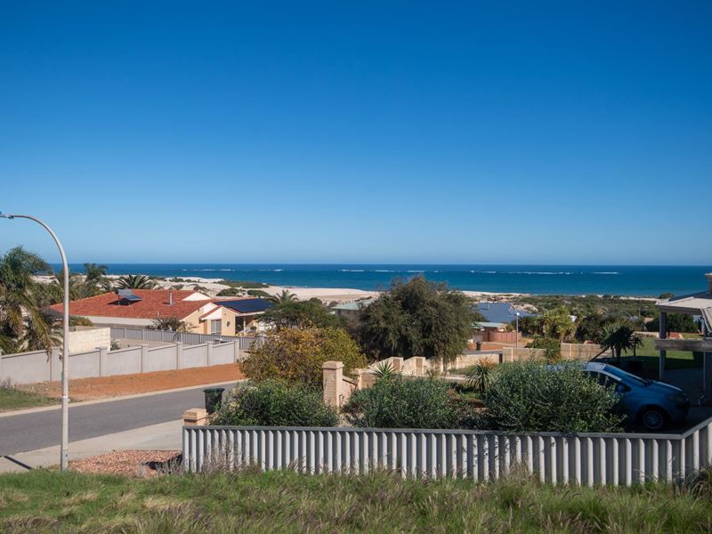 17 Eakins Crescent, Wandina WA 6530