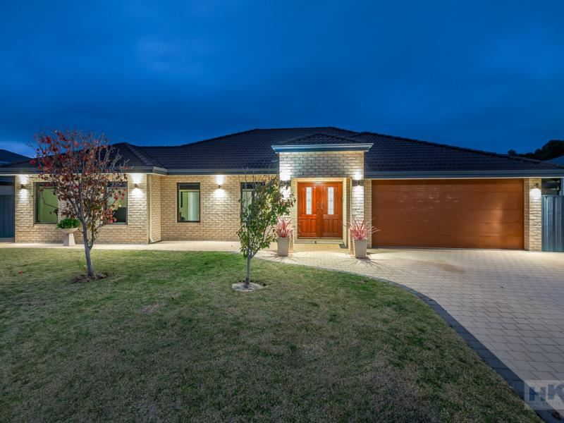 4 Muirfield Way, The Vines
