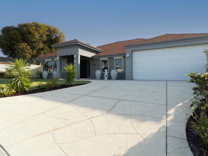 12 Fineview Crescent, Carramar