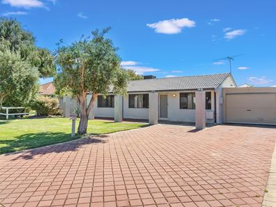 12 Leighton Road East, Halls Head WA 6210