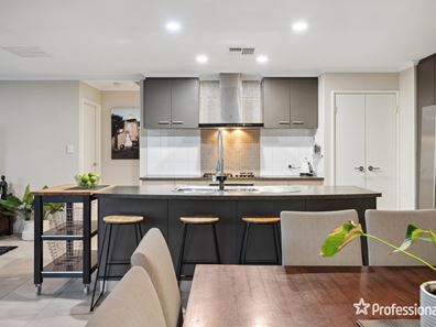 5 Marriott Crescent, Wattle Grove WA 6107