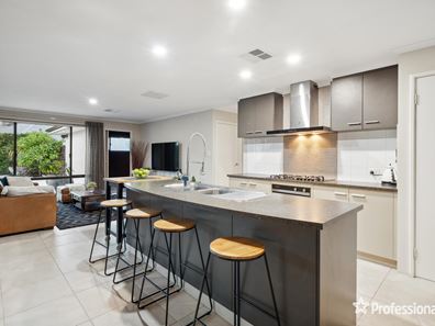 5 Marriott Crescent, Wattle Grove WA 6107