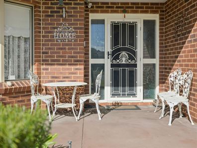 8 Venturer Court, Thornlie WA 6108
