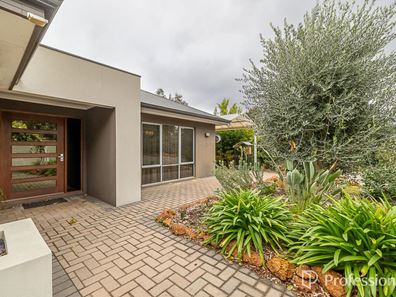 6 Glencoe Place, Bedfordale WA 6112