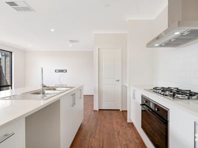 12 Midsummer Way, Treeby WA 6164