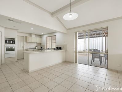8 Columbus Boulevard, Wandina WA 6530