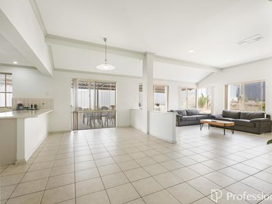 8 Columbus Boulevard, Wandina WA 6530