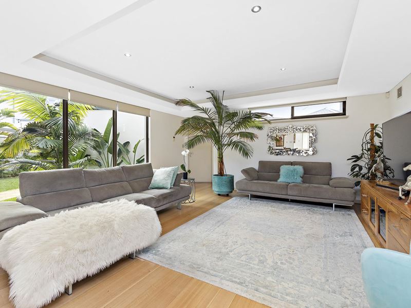 14 Lucretia Circle, North Coogee WA 6163