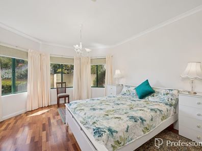 16 Savage Road, Kelmscott WA 6111