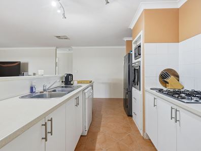 3 Lomatia Ramble, Halls Head WA 6210