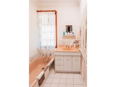 229 Avon Terrace, York WA 6302