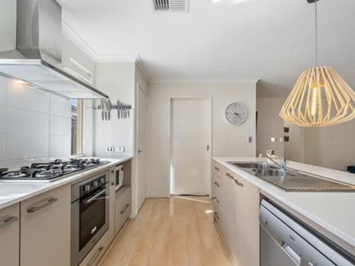 21 Petrona Crescent, Piara Waters WA 6112