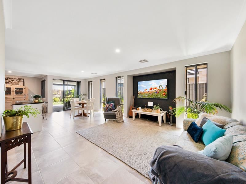 7 Tooma Close, Lakelands