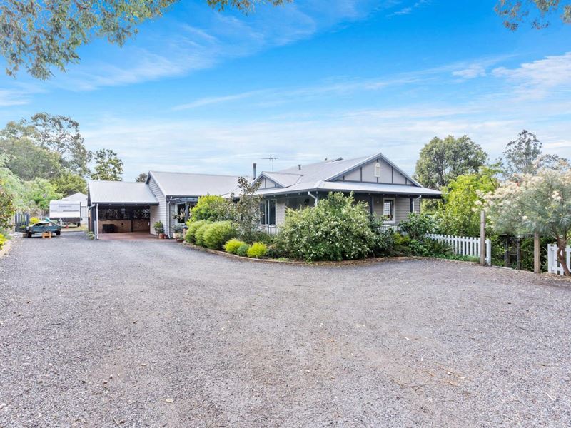 2 Tee Avenue, Mundaring