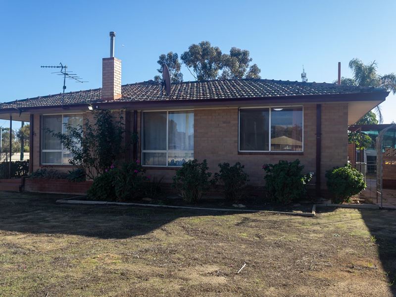 68 Kitchener Road, Merredin WA 6415