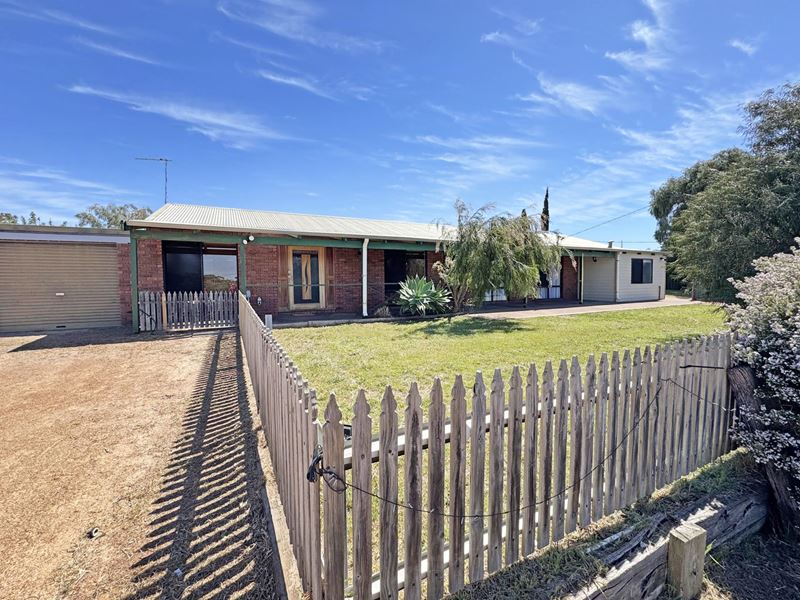 32 Magnolia Crescent, Castletown WA 6450