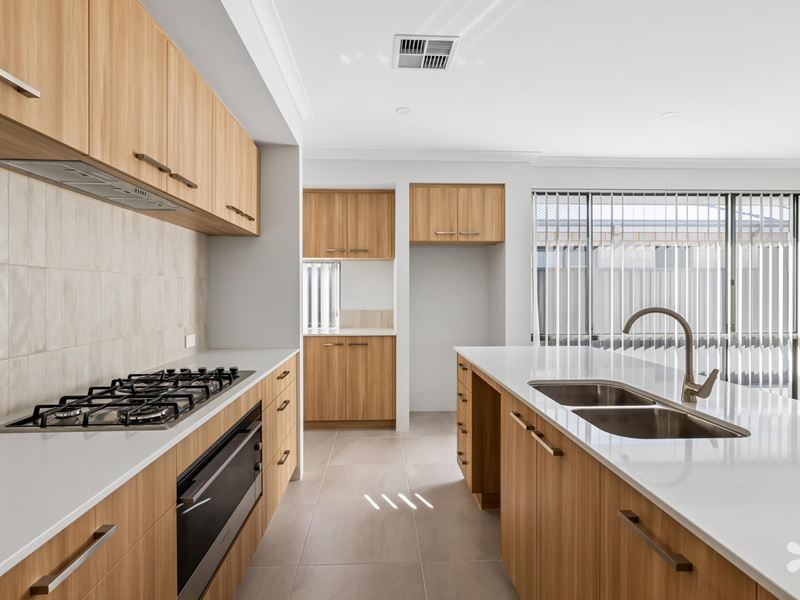 9 Meander Way, Treeby WA 6164