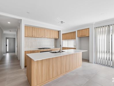 9 Meander Way, Treeby WA 6164