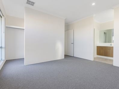 4 Bross Way, Lakelands WA 6180